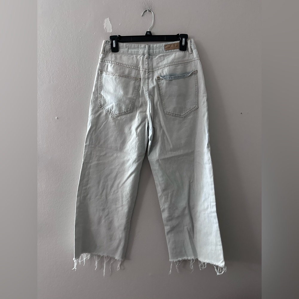 Cotton On Wide Legged Cropped Lightwash Frayed Jeans - Picture 3 of 10